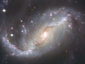 Pour decouvrir comment les galaxies se developpent nous zoomons dans HQhpK 1 3