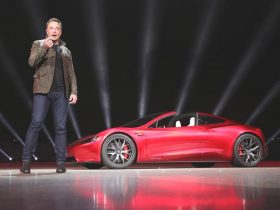 Elon Musk annonce et sexcuse pour le retard dans le deploiement du d3qCCYzHZ 1 3