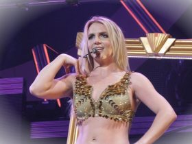 Britney Spears a fait un doigt dhonneur a fait des gestes differentsJIrER41x 30