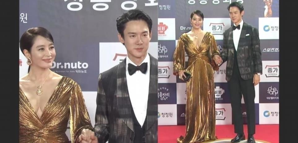 2023 Blue Dragon Film Awards Carpet rouge Kim HyeSoo et Yoo YeonSeok fFEjv 2 4
