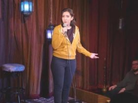 Dina Hachem Dark Little Whispers Review Un standup legerement drole rwItgPPy 1 33